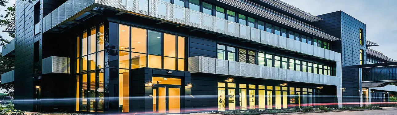 DOYMA-Firmengebäude in Oyten in der Abenddämmerung