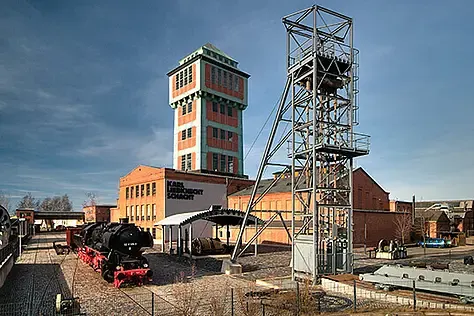 Das Bergbaumuseum Oelsnitz mit kupferrotem Gebäude und markantem Turm
