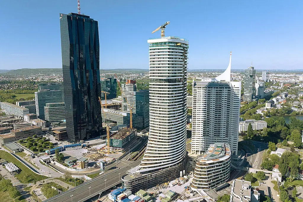 Drohnenfoto der DANUBEFLATS in Wien, dem höchsten Wohnturm Österreichs mit 180 Metern und 48 Stockwerken
