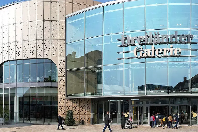 Außenansicht der Dreiländergalerie mit fließenden Grundformen und schimmerndem Metall