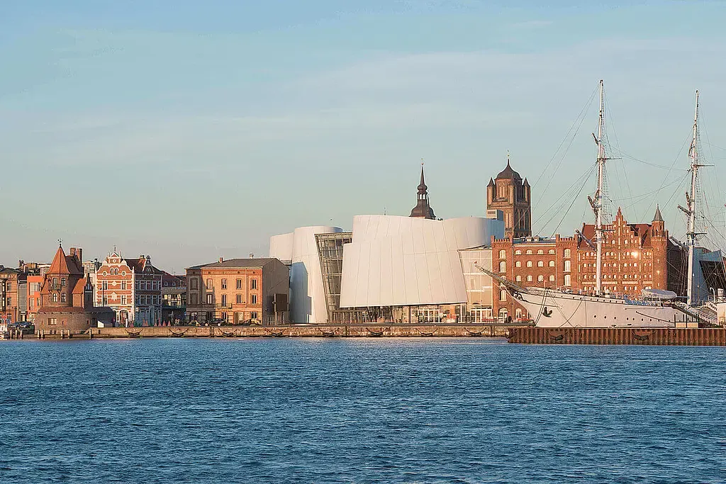 Ansicht des Ozeaneum Stralsund mit Ostsee-Panorama