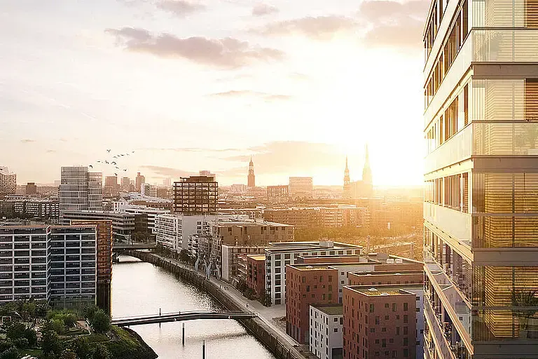 Außenansicht eines Holzhochhauses aus der Luft über das Hafengebiet im Sonnenuntergang