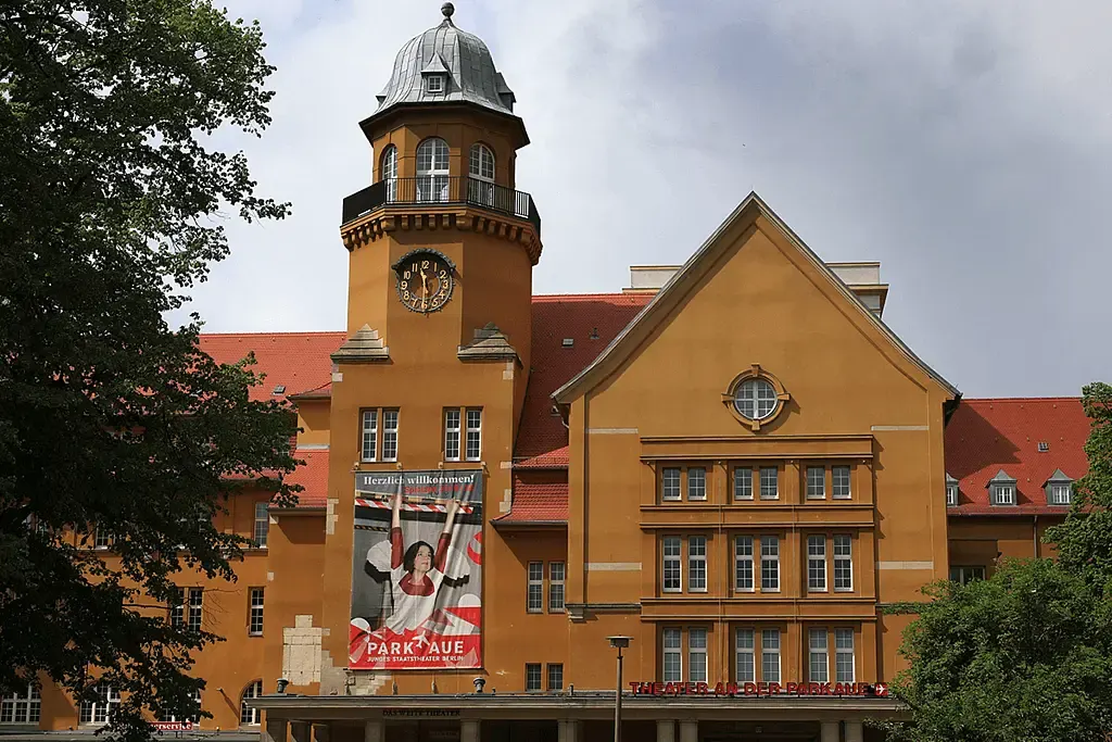 Das gelb-orange gestrichene Theatergebäude Theater an der Parkaue in Berlin
