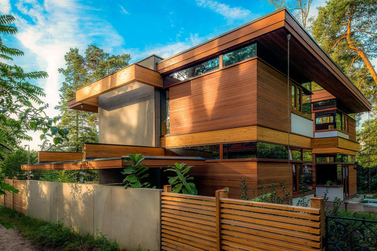 Modernes Wohnhaus mit klaren Linien, Holzverkleidung und großen Fenstern