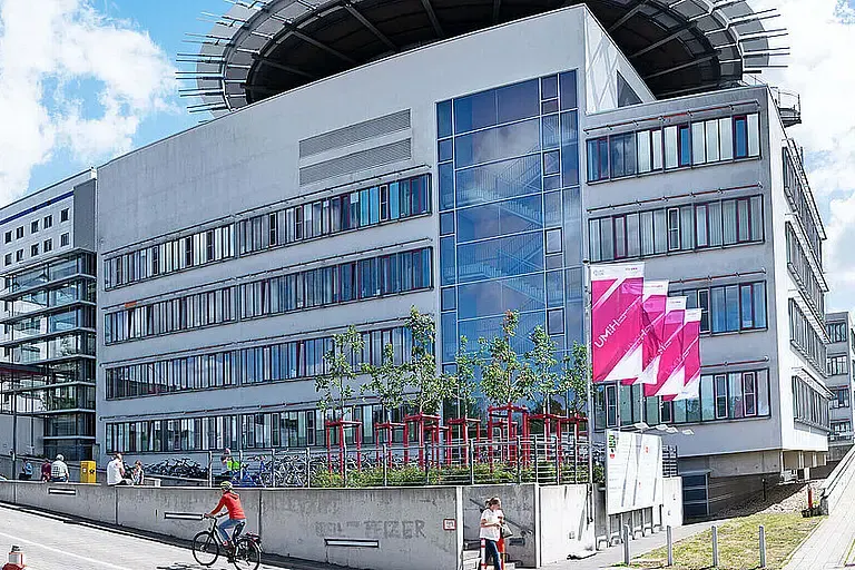 Gebäudekomplex der Universitätsmedizin Halle mit modernem mehrstöckigem Bau und Glasfassade