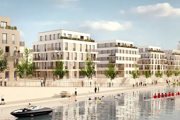 Blick auf die moderne Waterkant in Berlin mit mehrstöckigen Wohngebäuden am Ufer